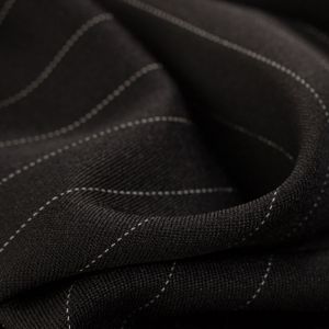 Retalho Tecido Gabardine Span Risca de Giz Preto 0,40 Metro